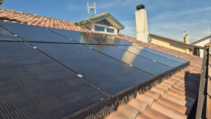 Impianto fotovoltaico completato su tetto a falde