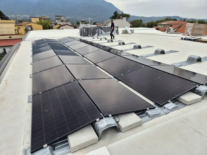 Moduli fotovoltaici su copertura piana