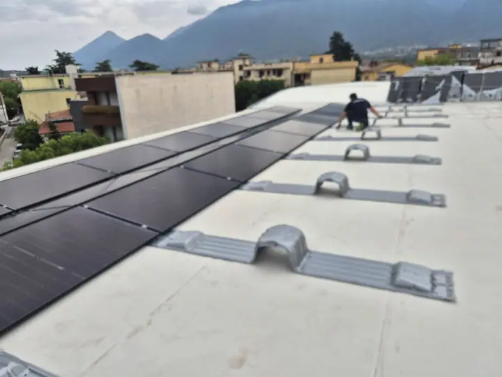Strutture di fissaggio su copertura piana