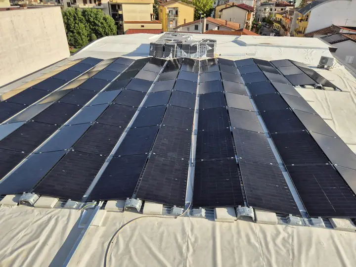 Stringhe di moduli su copertura piana