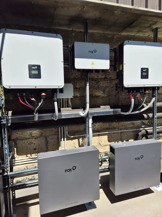 Inverter e accumuli installati a parete