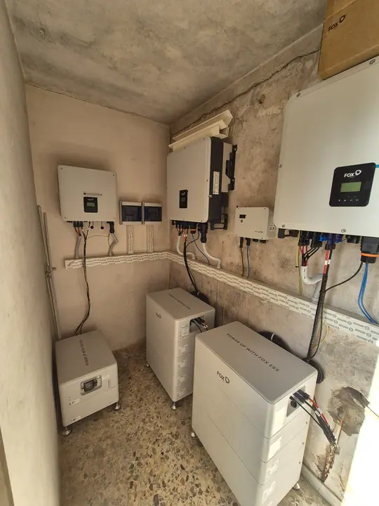 Sala tecnica con inverter e accumuli