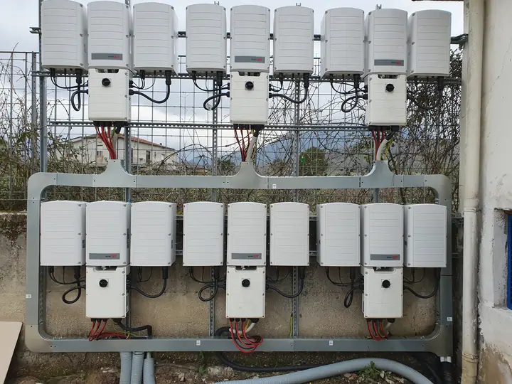 Inverter di stringa installati su struttura