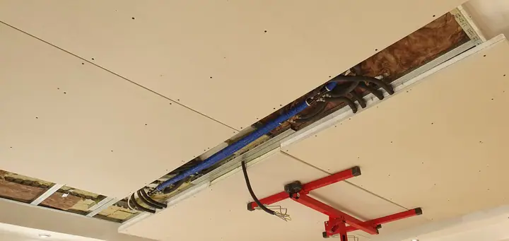 Tubazioni del soffitto radiante prima della chiusura