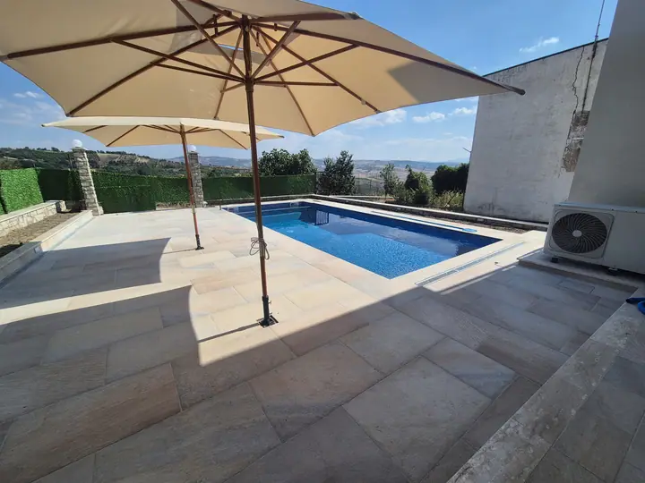 Piscina con area solarium