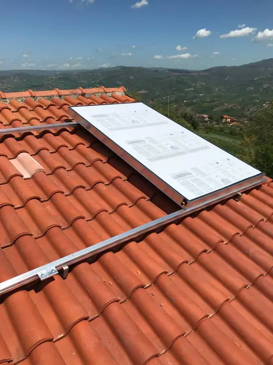 Collettore solare in fase di posa